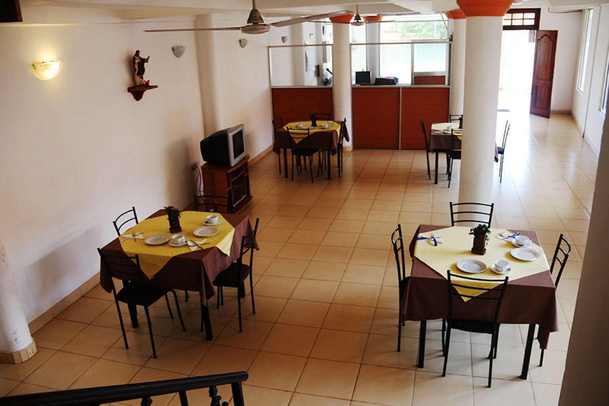 Hotel Red Rose Negombo Exterior photo