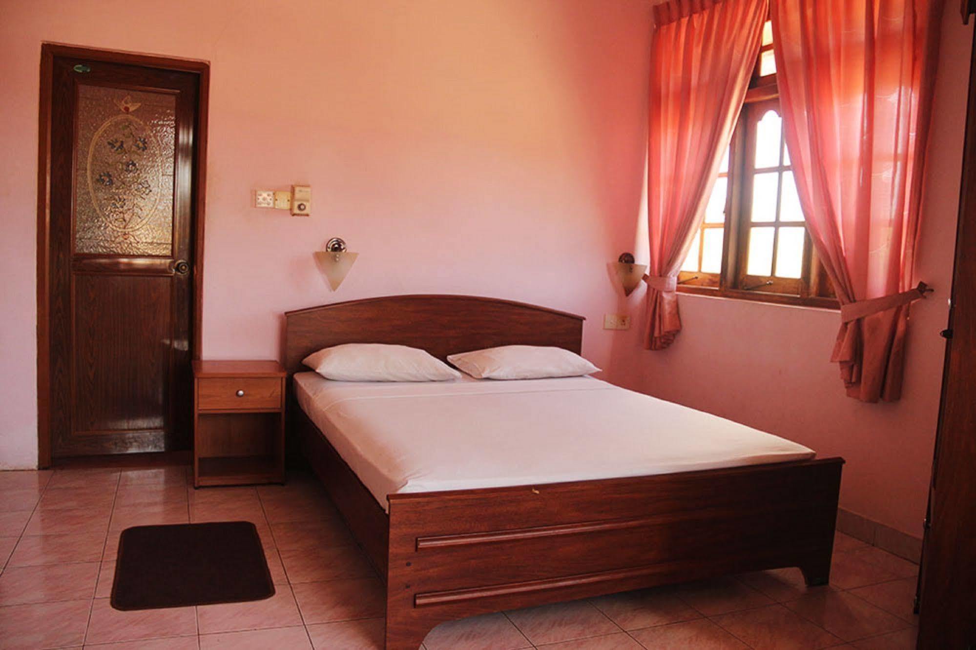 Hotel Red Rose Negombo Exterior photo