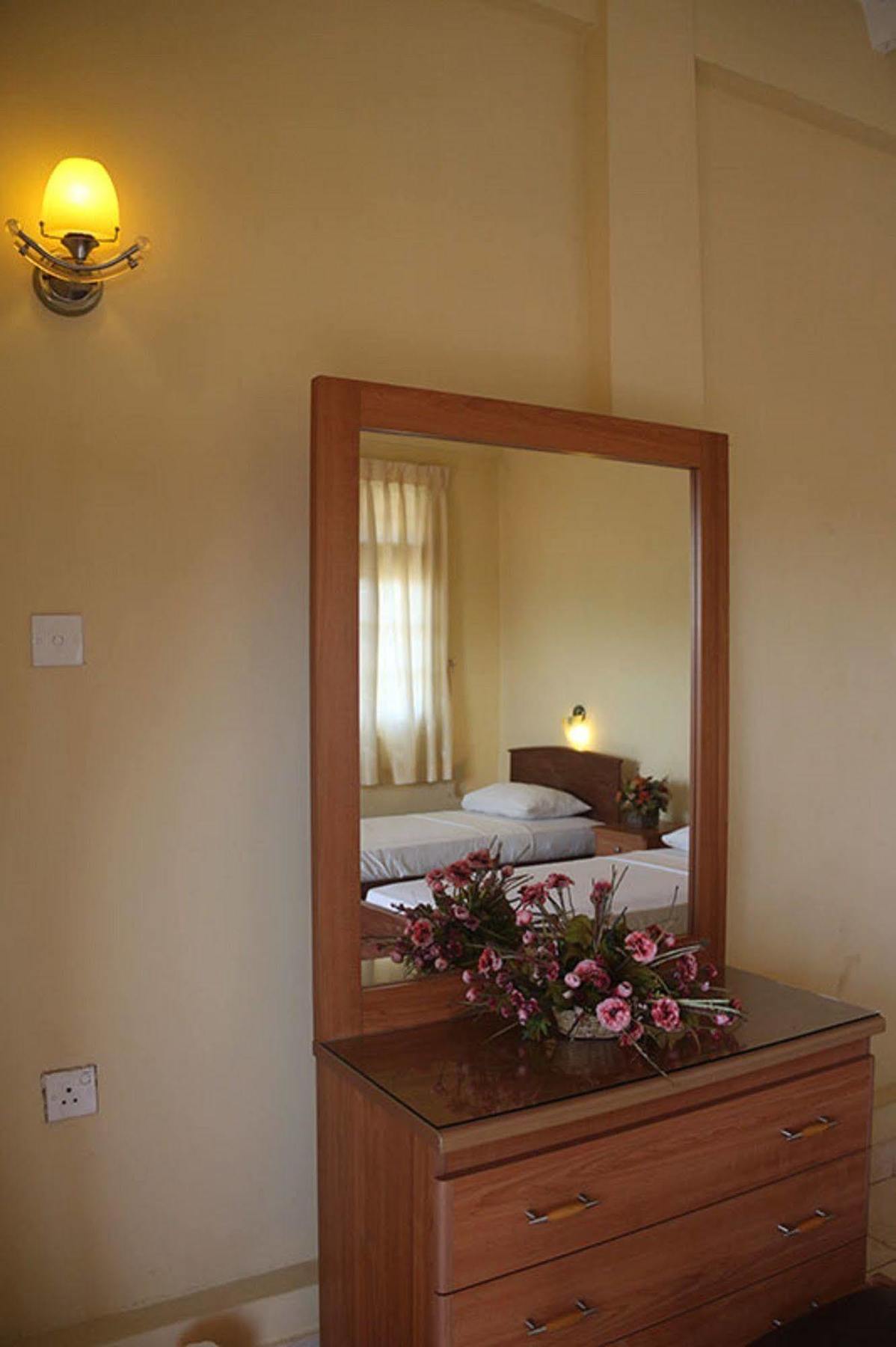 Hotel Red Rose Negombo Exterior photo