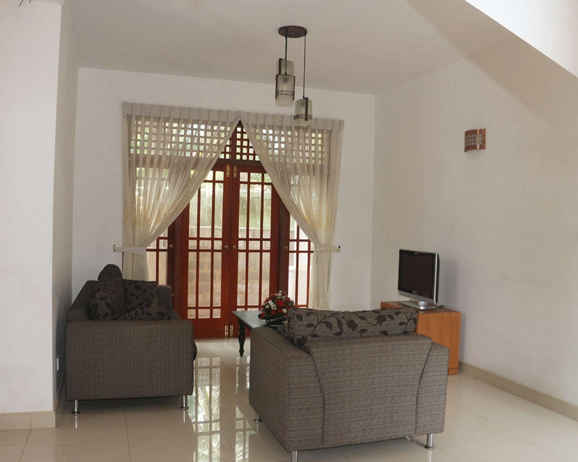 Hotel Red Rose Negombo Exterior photo