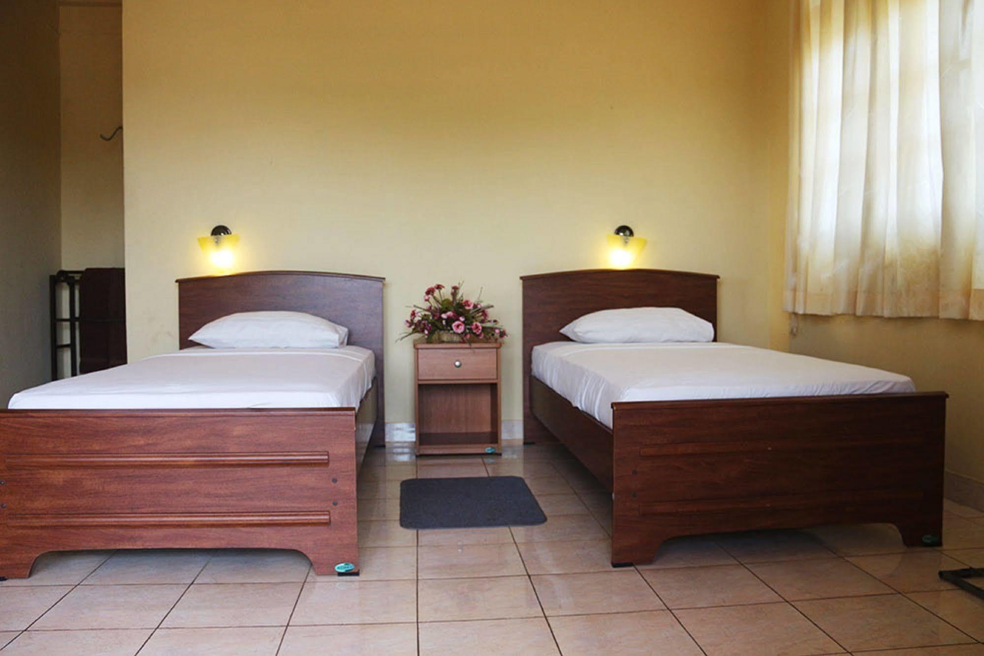 Hotel Red Rose Negombo Exterior photo