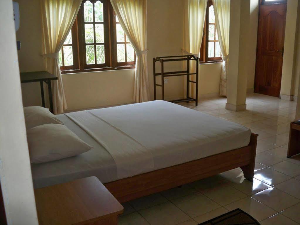 Hotel Red Rose Negombo Exterior photo