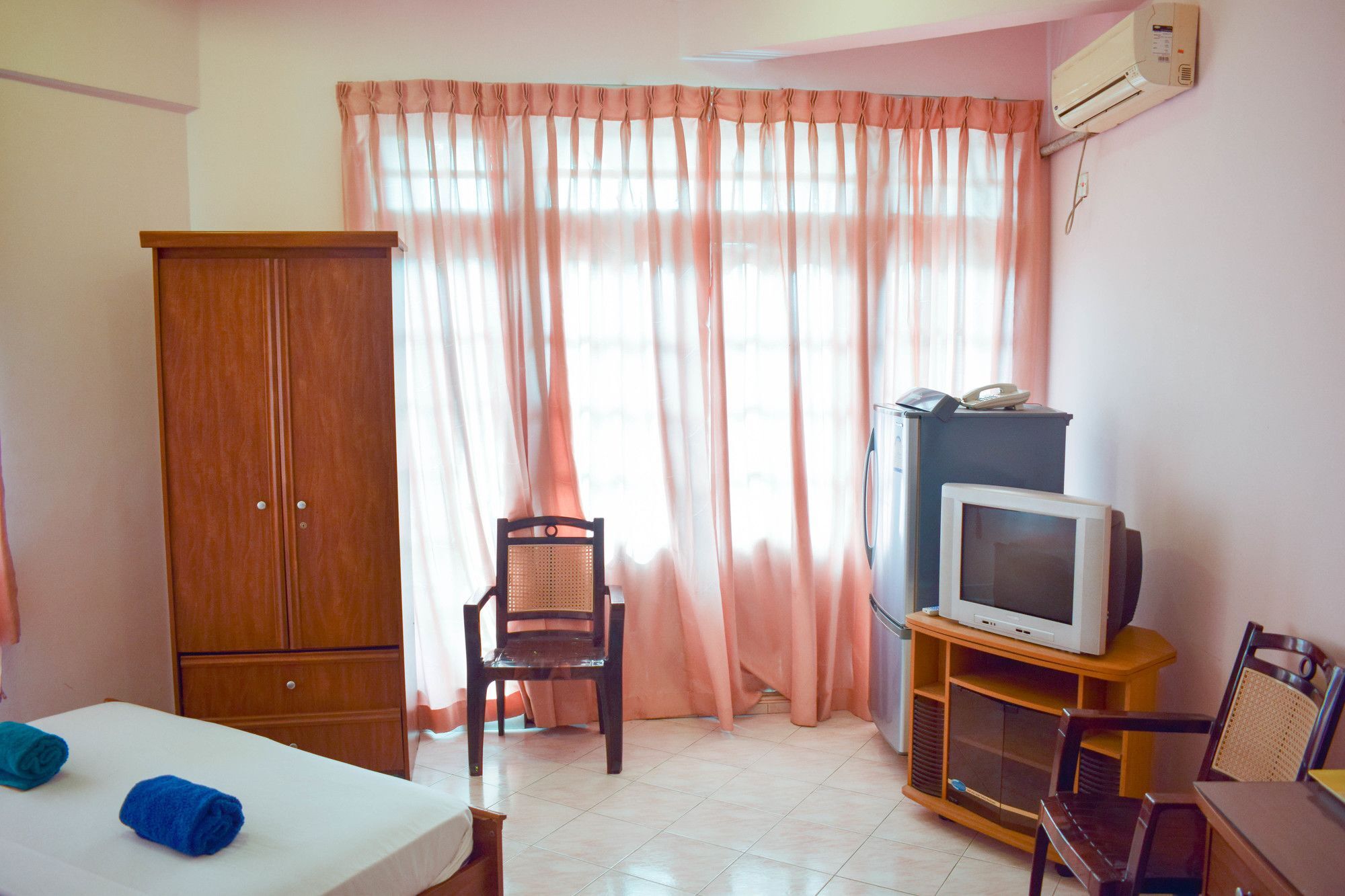 Hotel Red Rose Negombo Exterior photo